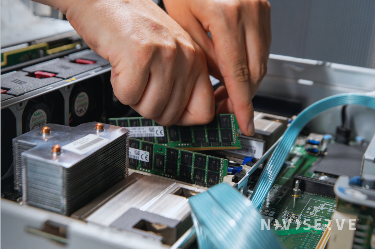 Server engineer installeert schijven