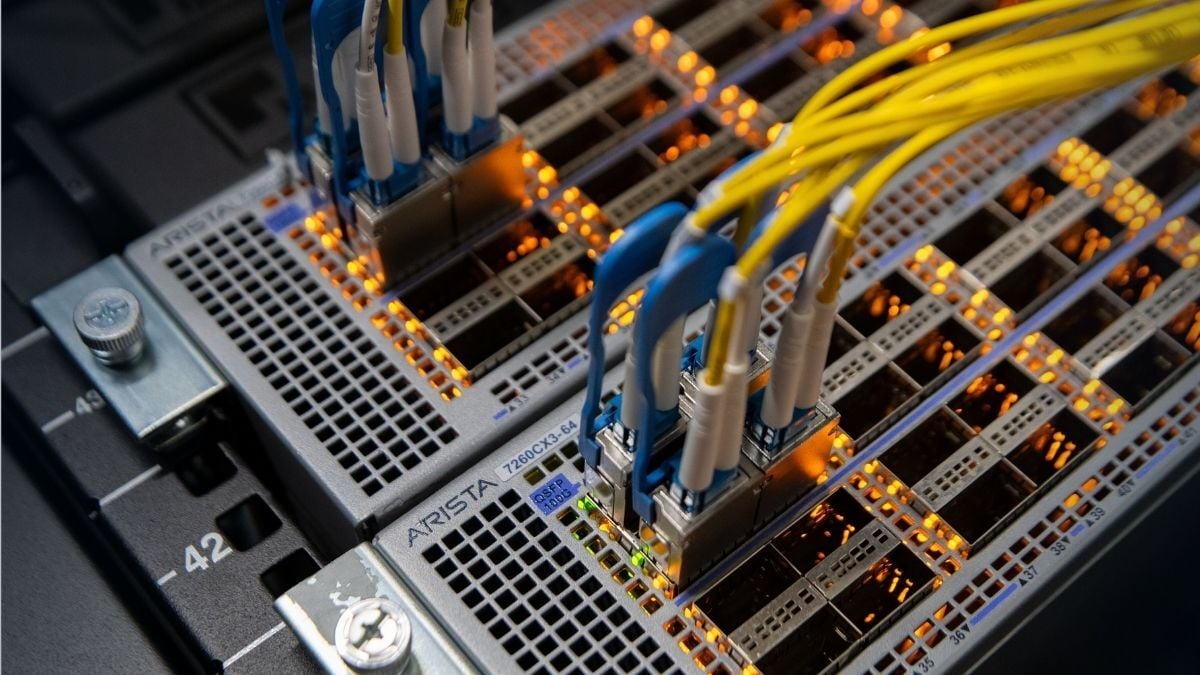 Server met netwerkkabels in Amsterdam datacenter