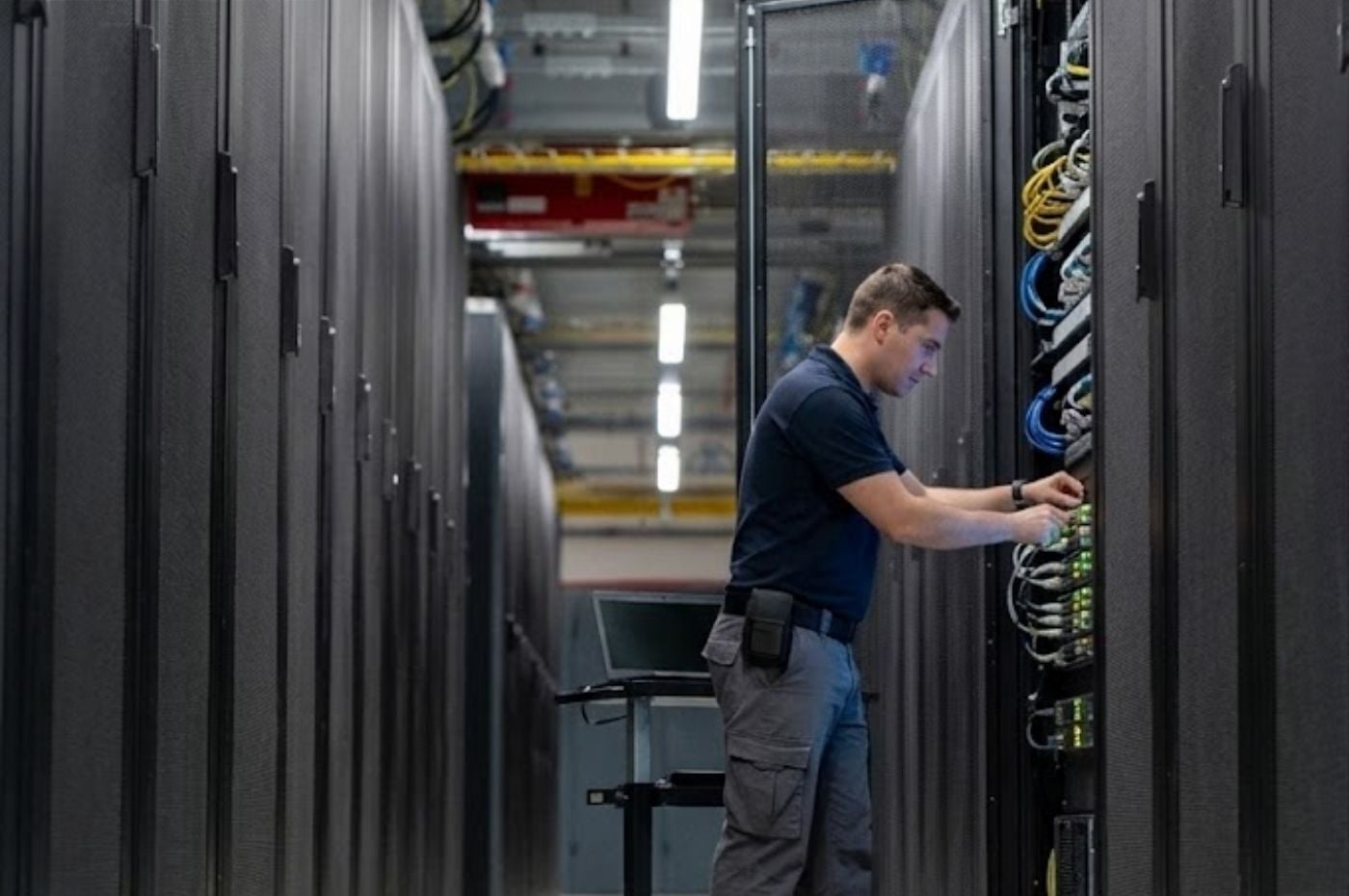 Een technicus richt servers in in een datacenter