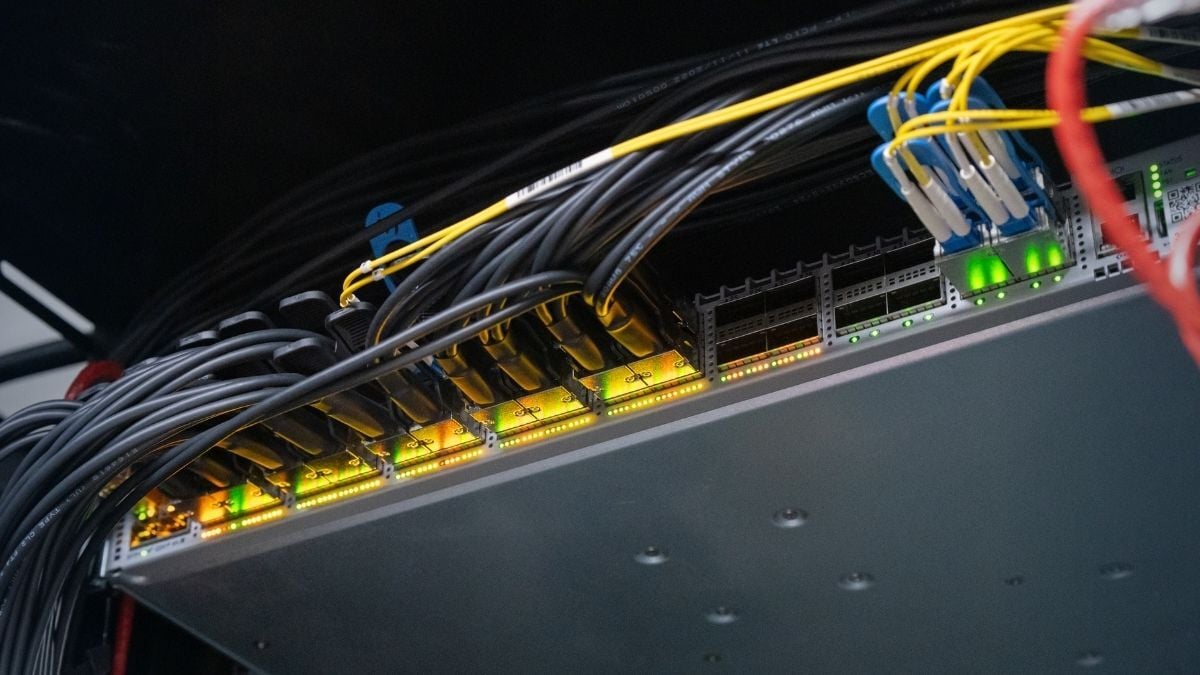 Netwerkswitch op een dedicated server rack