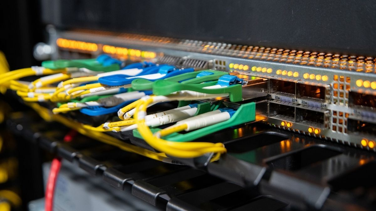 Dedicated server achterzijde met netwerk switches