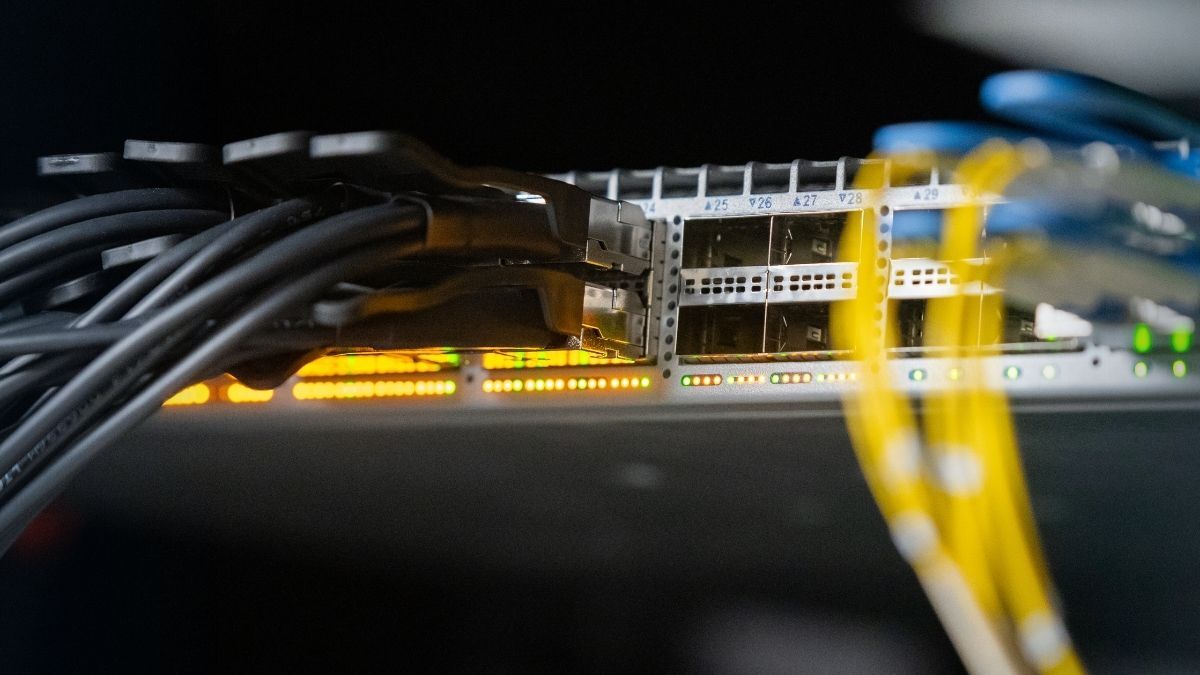 Een netwerkswitch aangesloten met dedicated servers