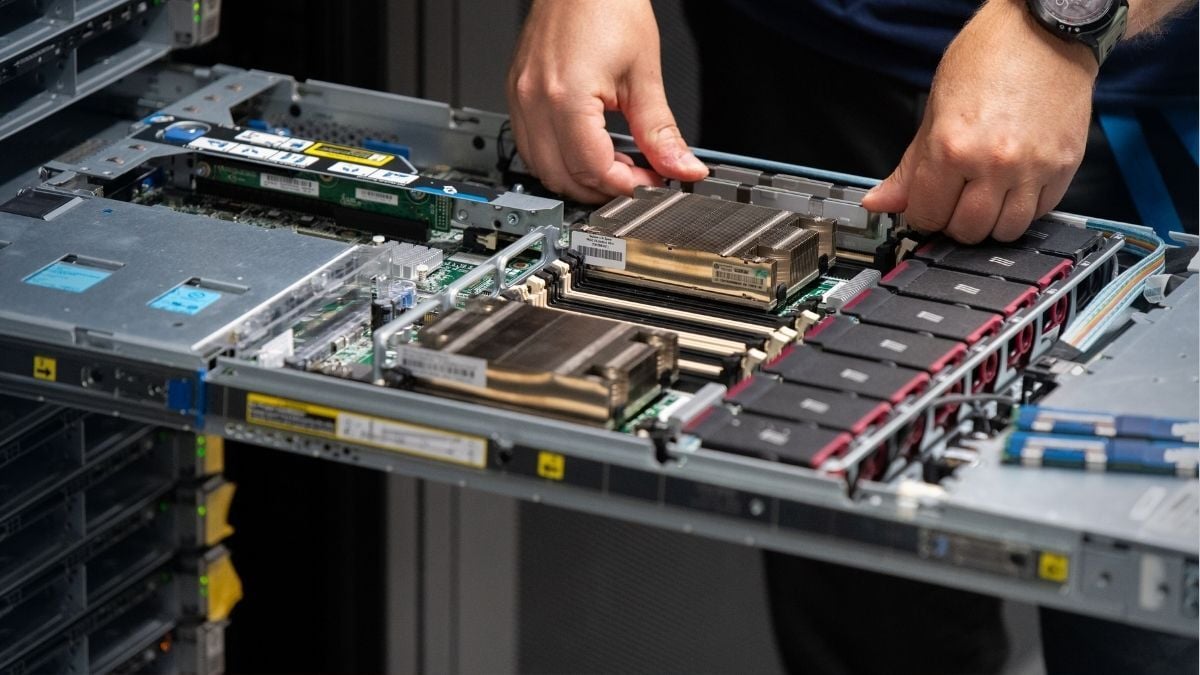 Ingenieur monteert dedicated servers met de hand