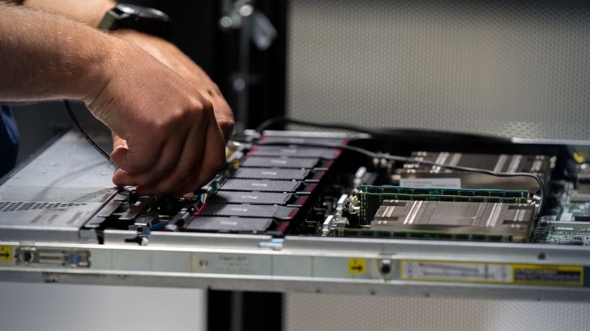 Een NovoServe engineer werkt aan een bare metal server