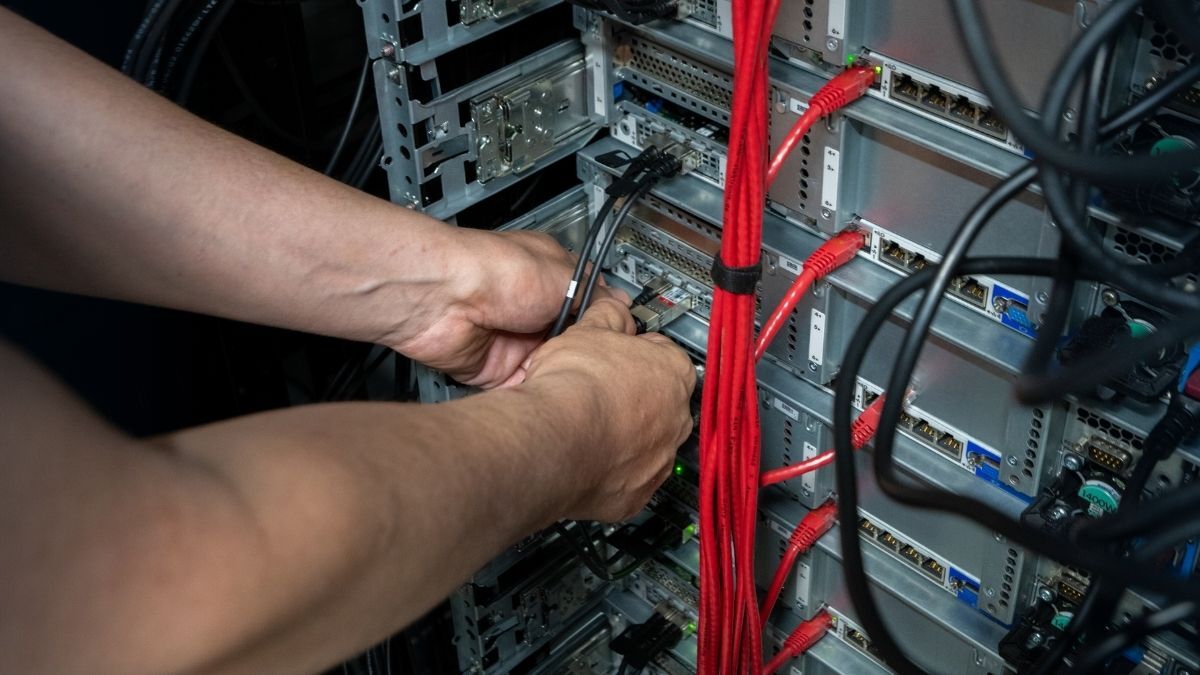 NovoServe engineers plugs in cables for dedicated servers