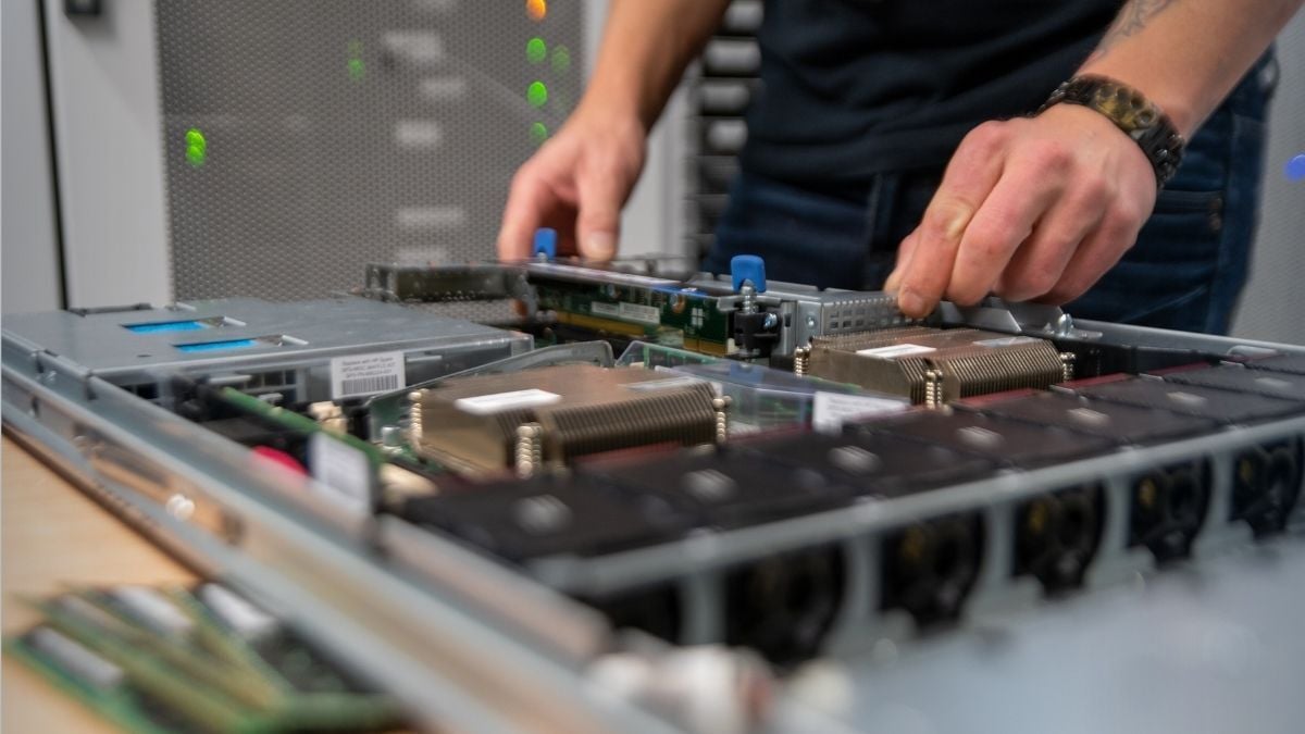 Engineer handen op geopende bare metal servers