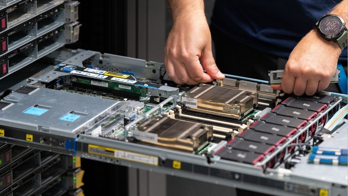 NovoServe-engineer beheert dedicated servers
