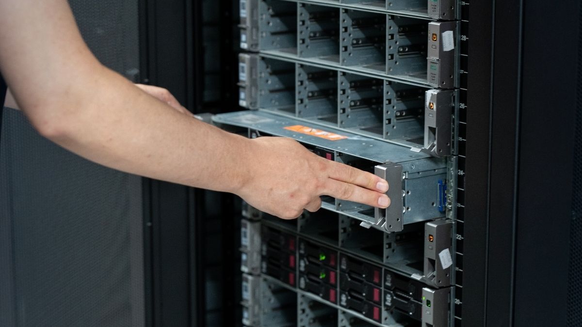 Een NovoServe engineer plaatst een bare metal server terug in de rack