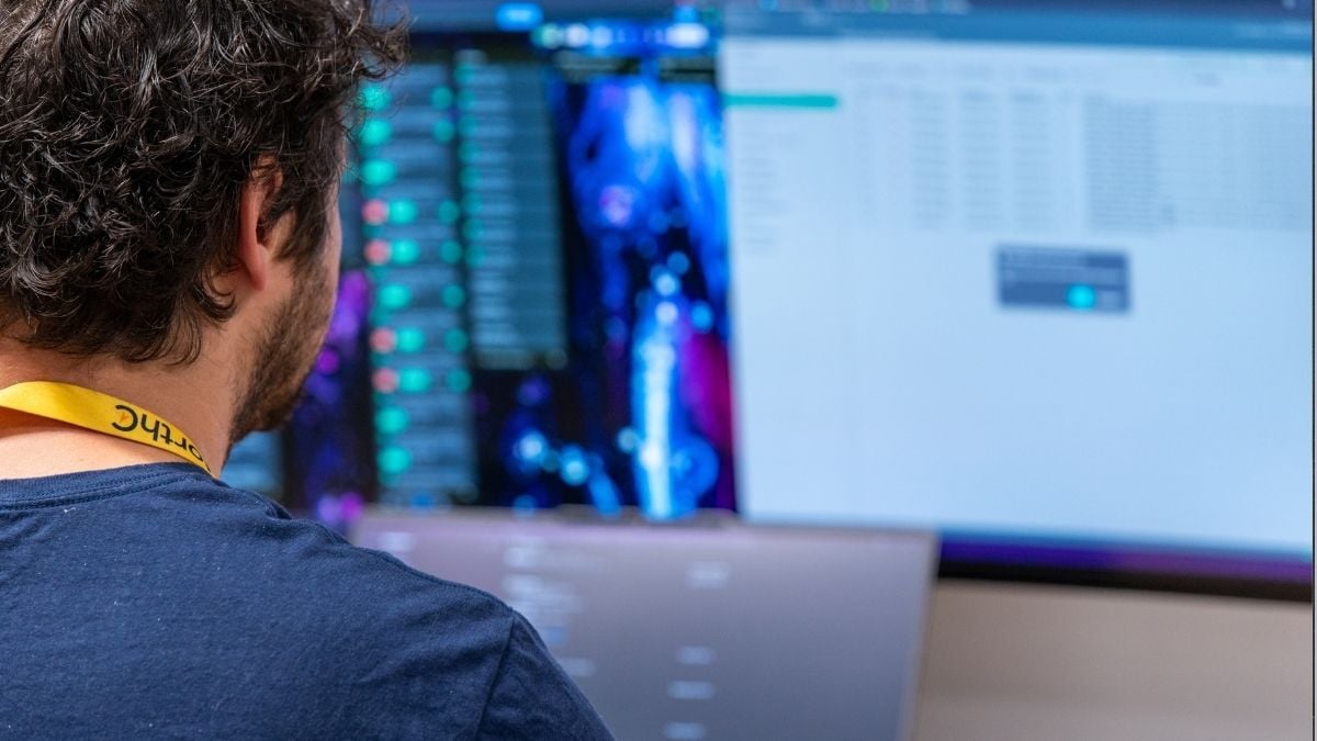ngineer bekijkt de prestaties van een dedicated gamingserver