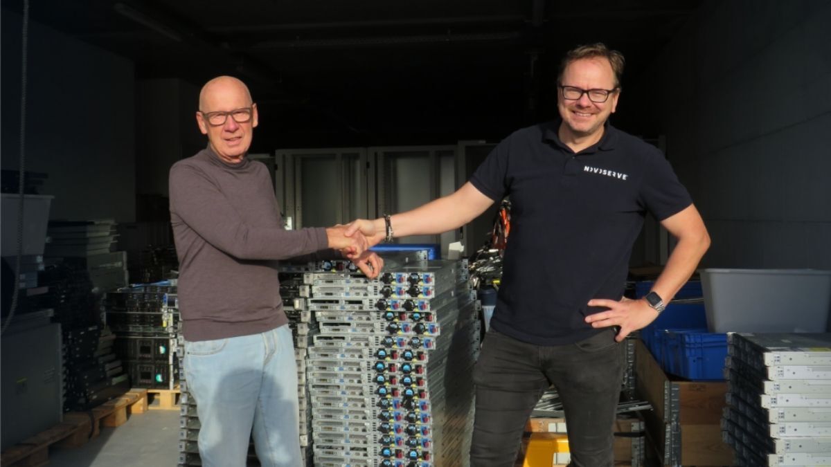 NovoServe-CEO Herke schudt de hand van de directeur van Friends of Ukraine