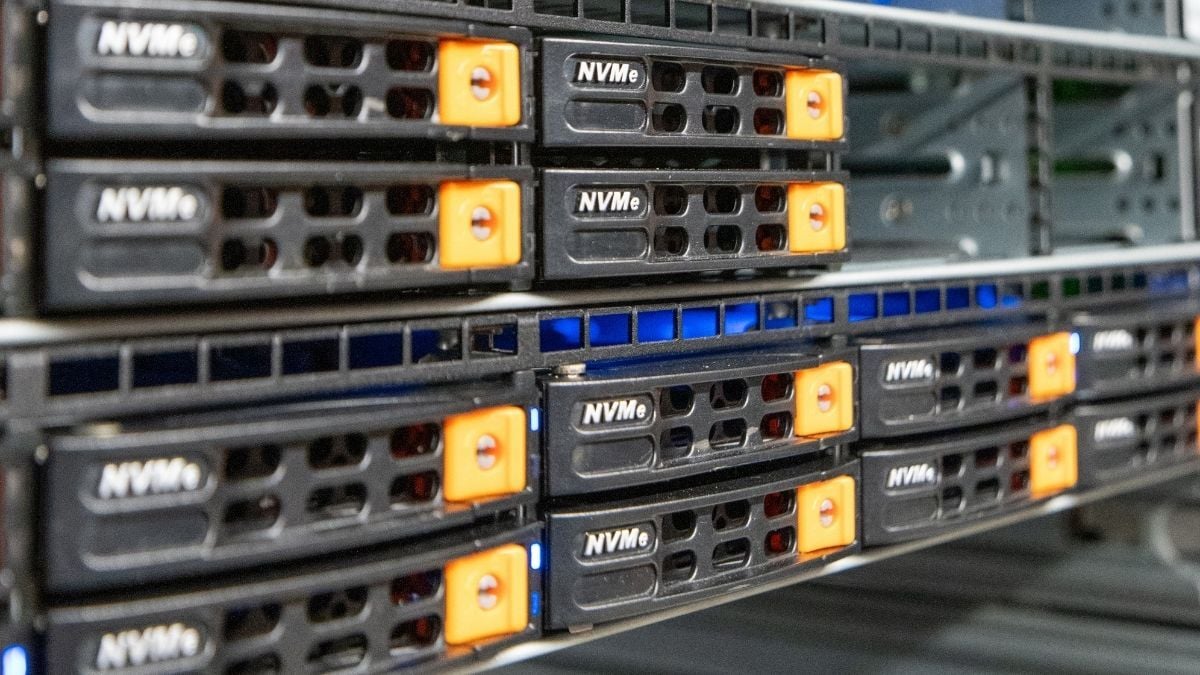 chterzijde van een dedicated server met NVMe-drives