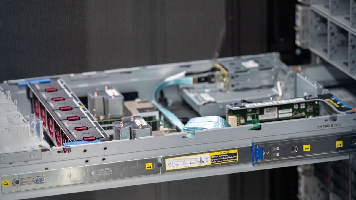 Een geopende dedicated server die uit het rack is gehaald