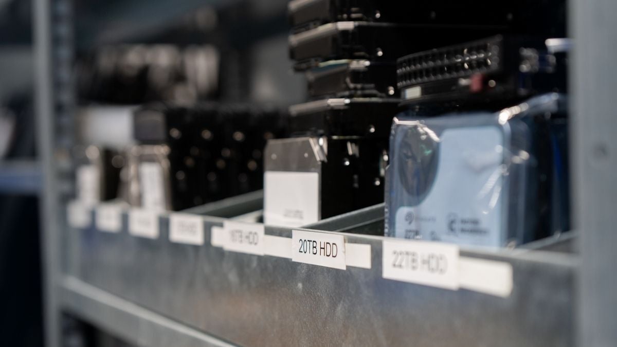 Een groot aantal HDD- en SATA-opslagschijven in een rack