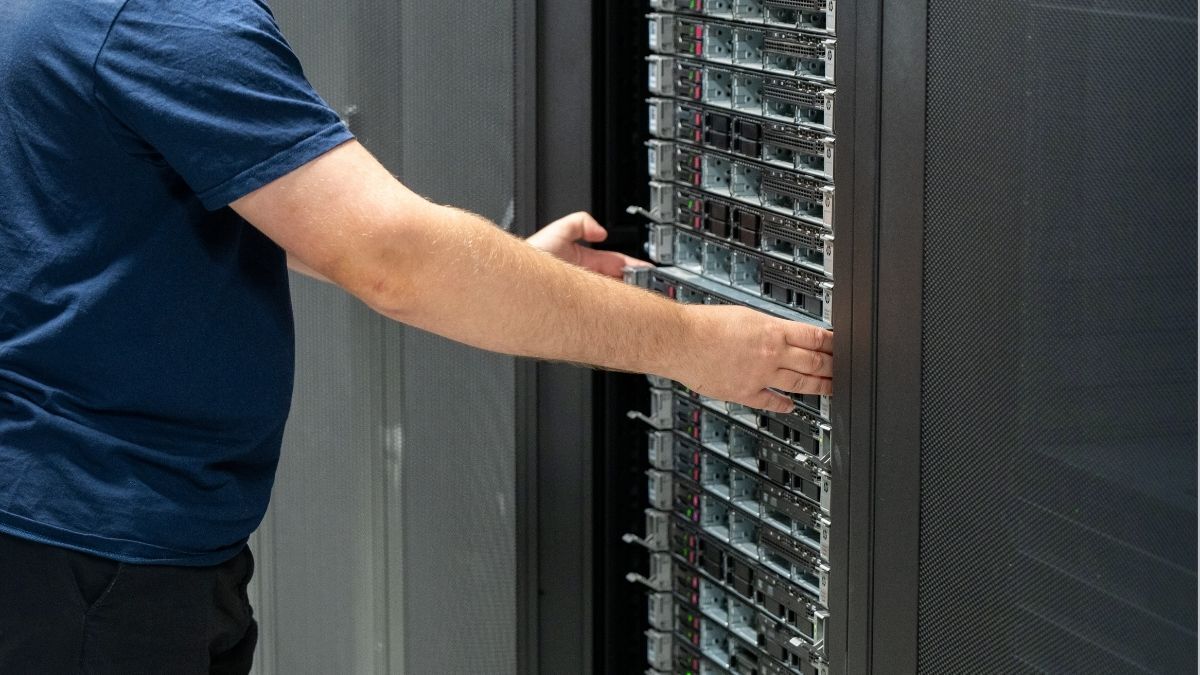Serverengineer die dedicated servers in een Amerikaans datacenter inricht